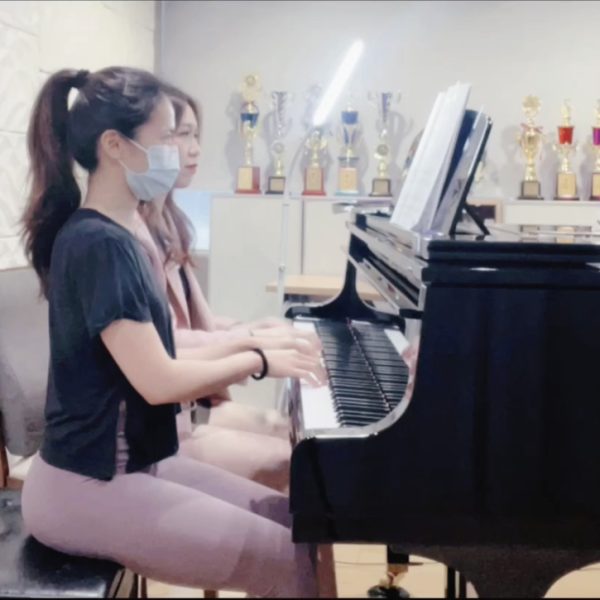 成人鋼琴學生語喬｜演奏四手聯彈 進行曲