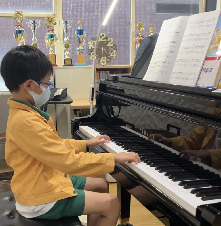 Read more about the article 台北鋼琴｜小二的鋼琴團員宜叡彈小奏鳴曲