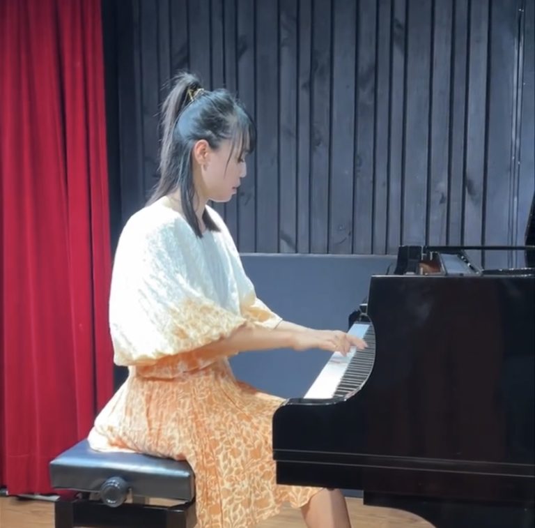 Read more about the article 成人鋼琴團員Iris｜演奏水邊的阿麗蒂納