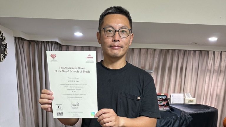 Read more about the article 恭喜零基礎成人鋼琴團員旭澤｜英國皇家鋼琴檢定三級特優