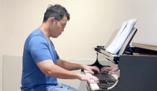 Read more about the article 成人鋼琴團員柏豪｜演奏加勒比海盜主題曲