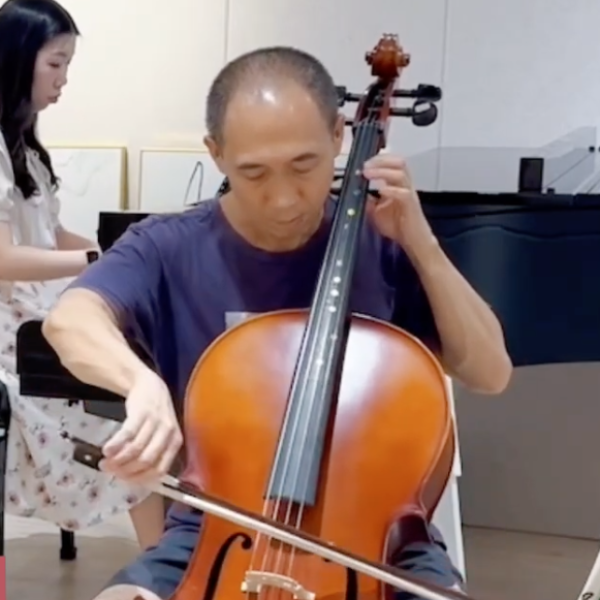 零基礎成人大提琴團員歐陽｜演奏巴哈小步舞曲