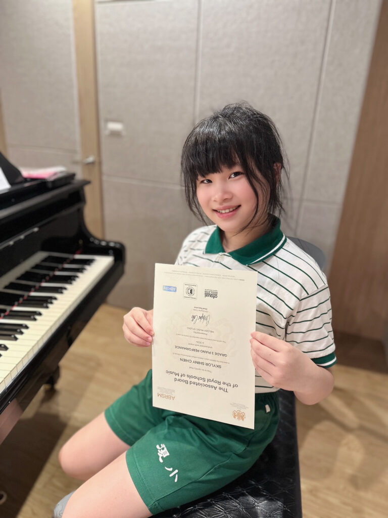 Read more about the article 恭喜青少年鋼琴團員Skylor｜英國皇家檢定三級優等