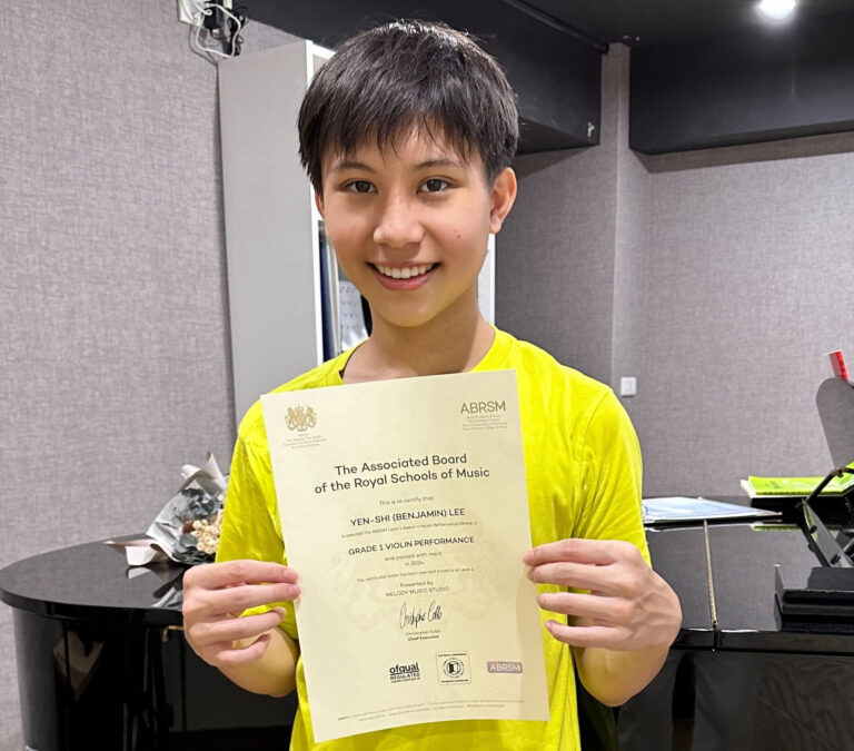 Read more about the article 恭喜零基礎青少年小提琴團員Benjamin｜英國皇家檢定優等