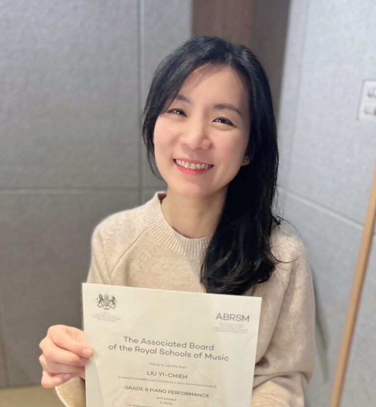 Read more about the article 恭喜成人鋼琴團員Emma｜英國皇家檢定八級通過