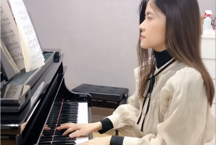Read more about the article 成人鋼琴團員鄧鄧｜演奏蕭邦波蘭舞曲