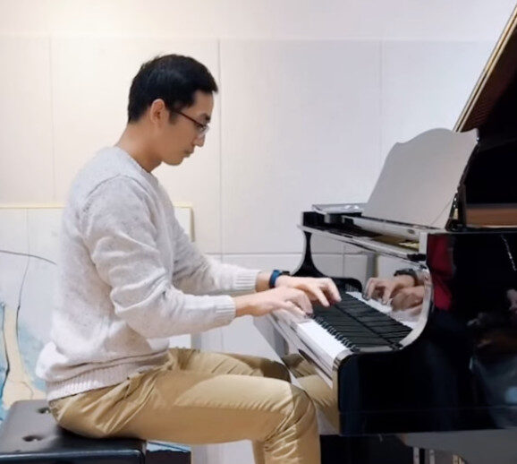 Read more about the article 零基礎成人鋼琴團員家瑋｜演奏D小調鋼琴曲