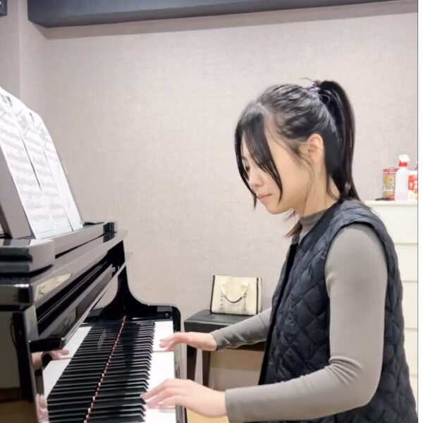 零基礎成人鋼琴團員Nina｜演奏愛你